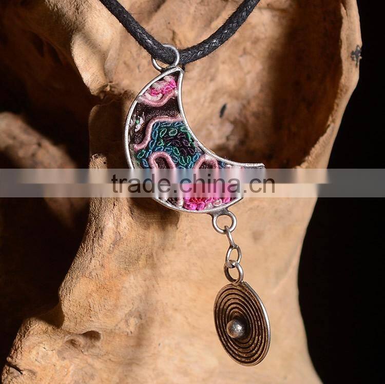 Wholesale exquisite moon shape design vintage moon shape pendant neklace pendant necklace