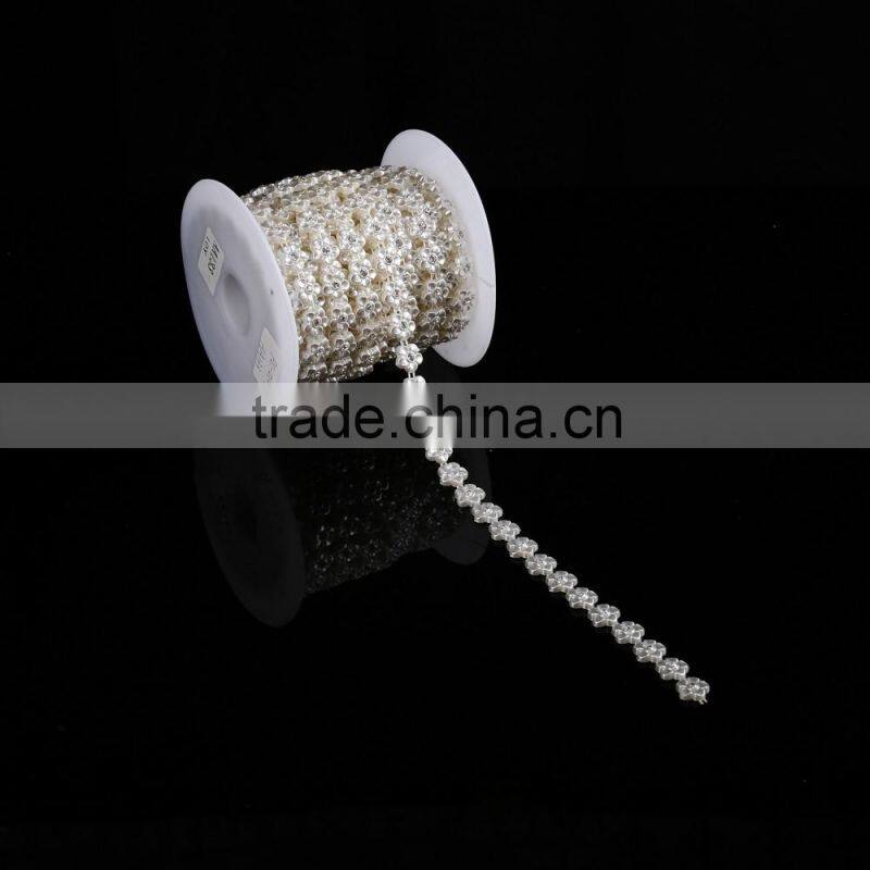 Hot Item Flower-shaped Plastic Pearl Chain with Acrystal Trimmings for Garment Accessories