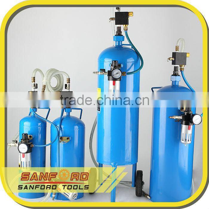 Portable sandblasting machine