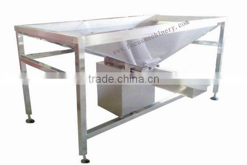 Low consumption vibrating feeder system with stable and strong vibration