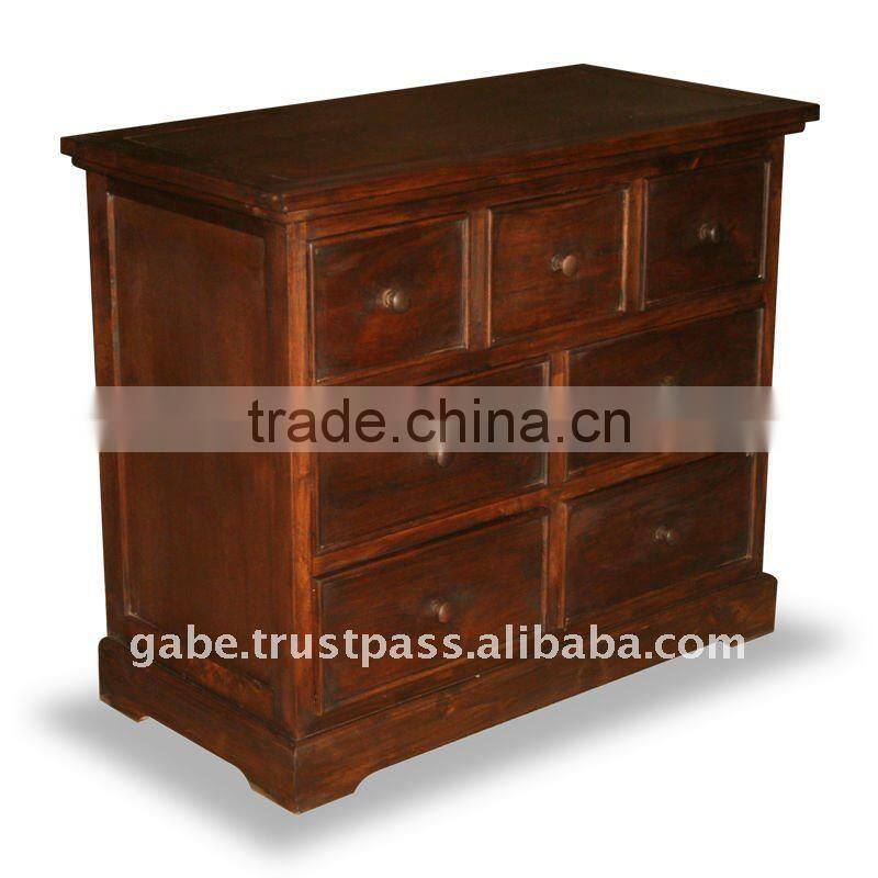 TRADITIONAL CHEST OF DRAWERS
