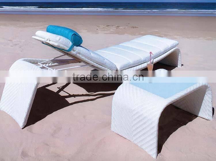 Outdoor Leisure Curved Design Rattan Lightweight Folding Beach Sex Lounge Chair