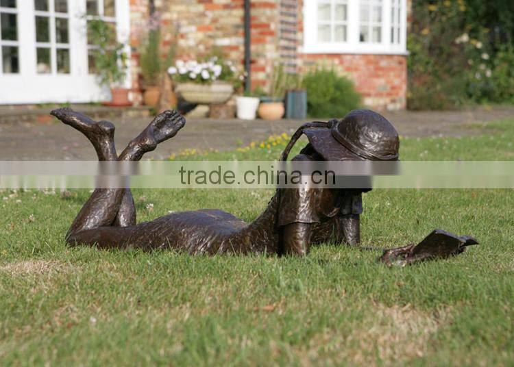 2017 outdoor decoration lying girl bronze sculpture garden for reading a book