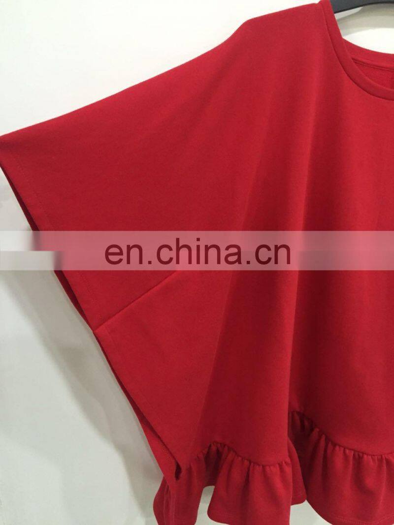 The bat sleeve fork poised under terry fabric jogging top