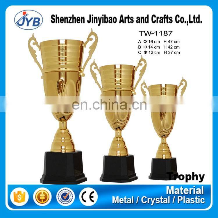 China supplier 2017 wholesale various design football soccer trophy