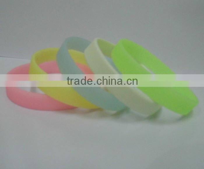 Wholesale Eco-Friendly Elastic Silicone Wristband, Cheap Custom Silicone Bracelet Glow in Dark