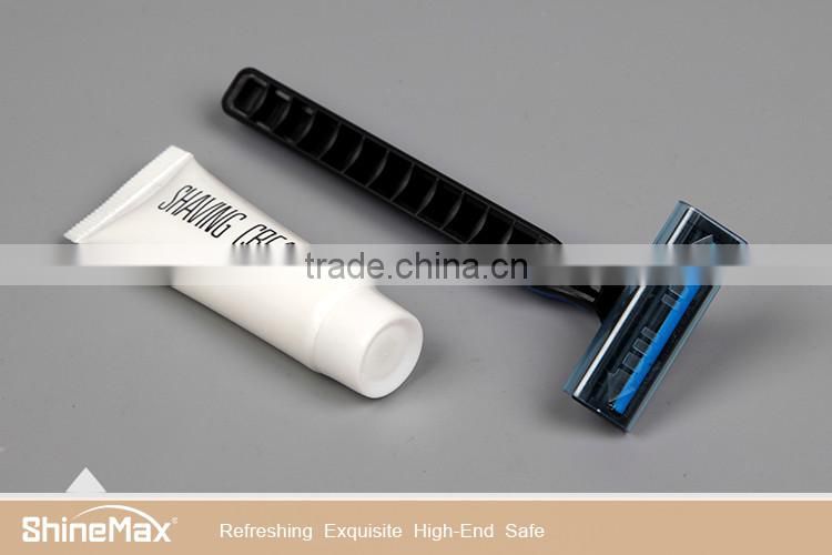 Triple blade stainless steel rubber handle razor blade