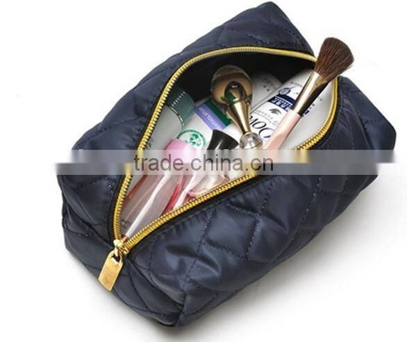 2016 fashion satin quilting toiletry bag with gold zip for man