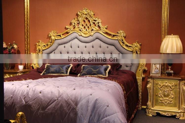 Alibaba Furniture Luxury Italy Style Goden Trim Button Tufted Royal King Bed Set