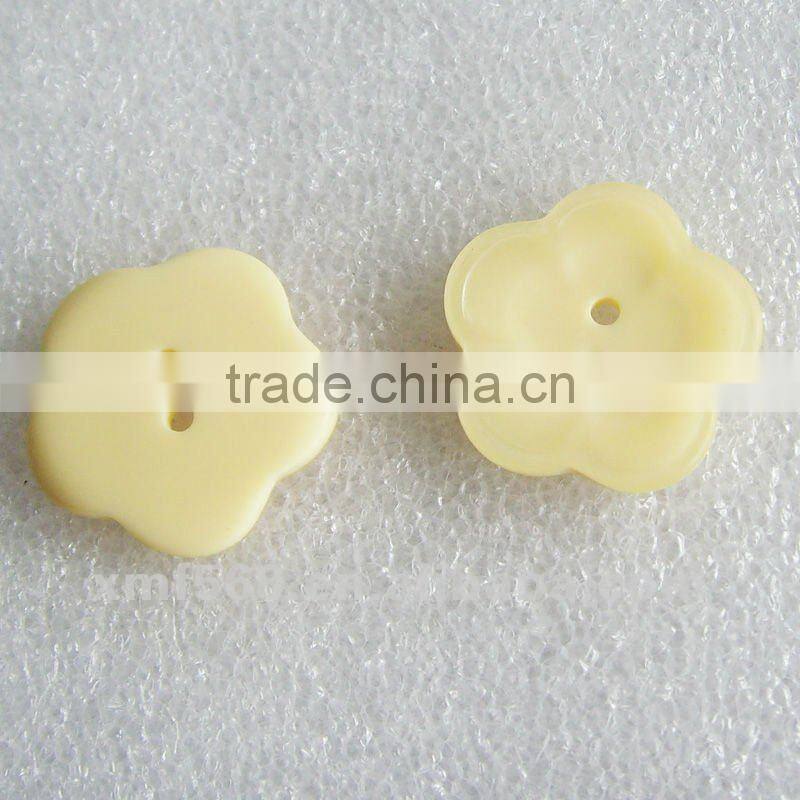 Two holes flower shaped resin button