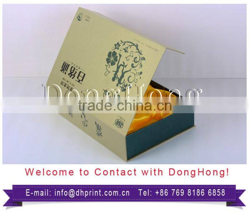 Satin tray inside custom gift box with magnetic closure