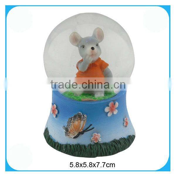 Resin mouse figurine of glitter globe water