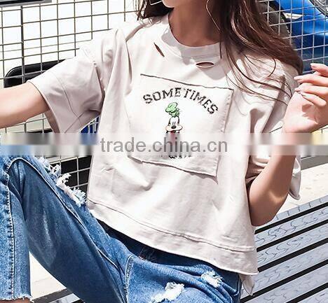 In the summer of 2017 the new women's wear loose hole round collar short sleeve T-shirt female students brief paragraph joker