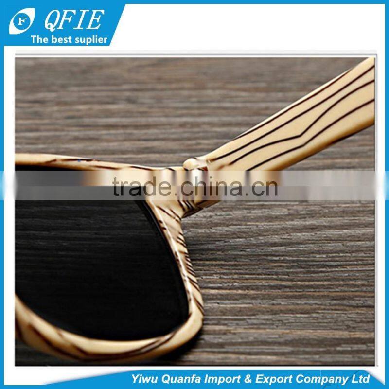 Wholesale fashion wood grain sunglasses with With Logo engraved
