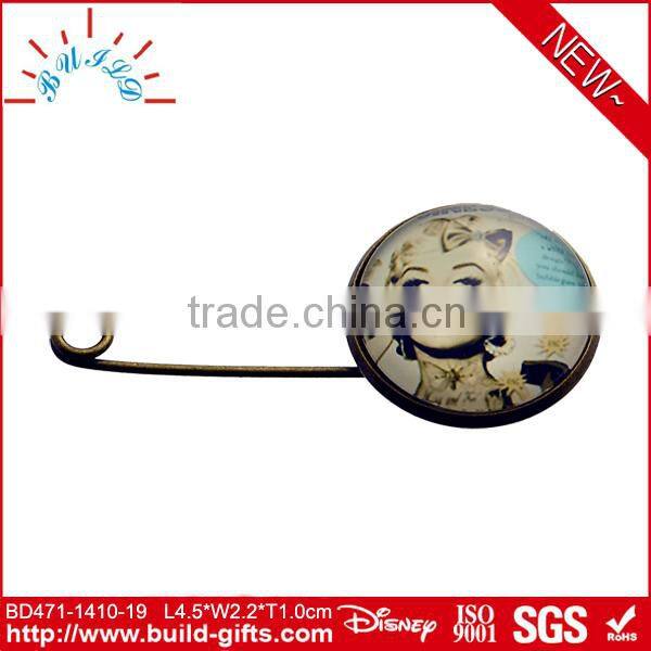 crochet invitation brooch