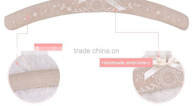 Hotel usage satin clothes hanger with linen