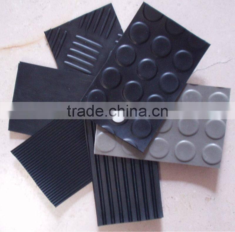 Pyramid pattern anti slip rubber matting