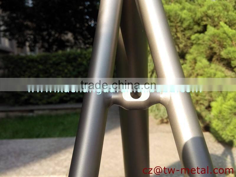 Customized Titanium road bicycle frame touring bike frame with polished logo & Integrated head tube