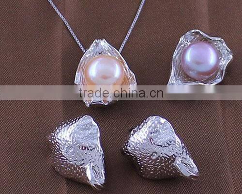 Silver pearl pendent