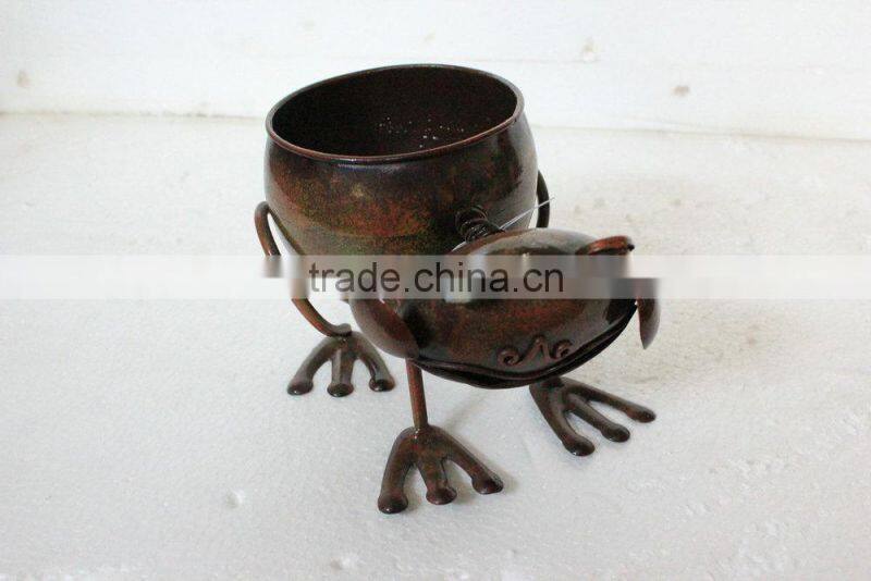 Flower pot with animal decor