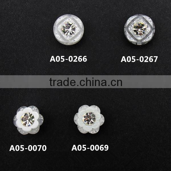 Good shinning wholesale rhinestone button