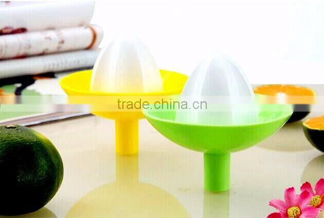 Hopper shape manual juice extractor lemon squeezer plastic