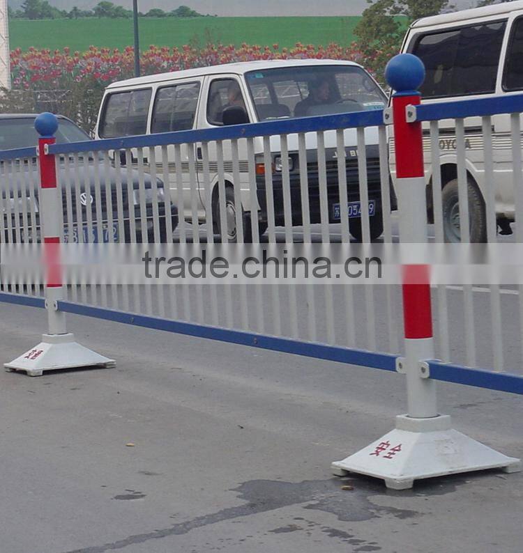Easily assembled steel highway guardrail for traffic