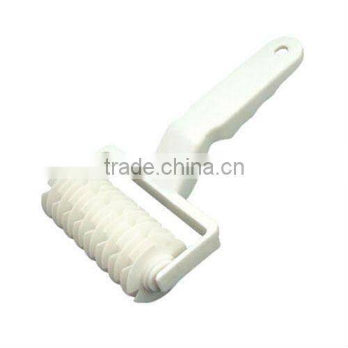 New style plastic dough dockers roller dough cutter