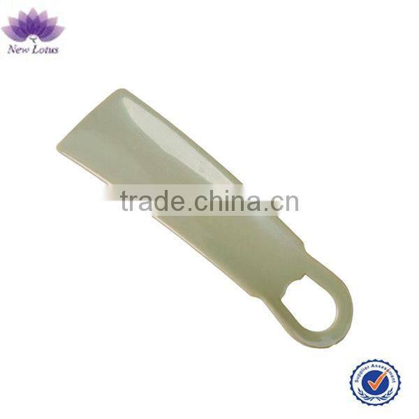 Colored plastic shoe horn customized for 3-5 star hotel