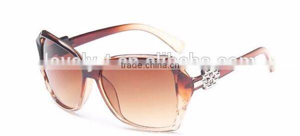 2016 new design china wholesale hot selling plastic frame fashionable sunglasses