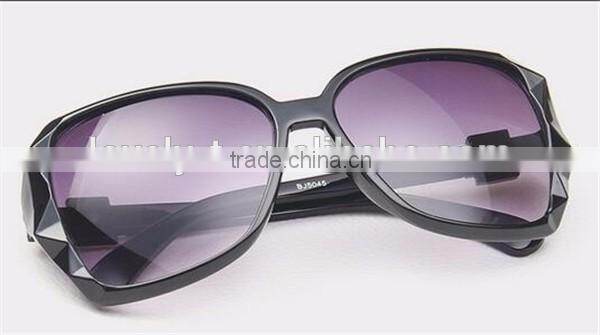 2016 new design china wholesale hot selling plastic frame fashionable sunglasses