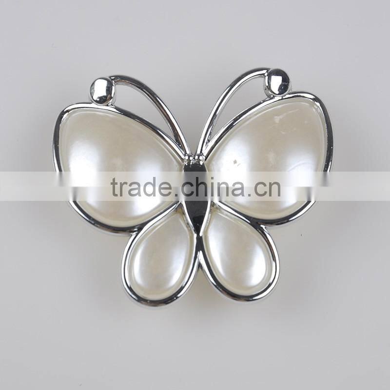China wholesale white flower nice delicate butterfly shape brooches for sale