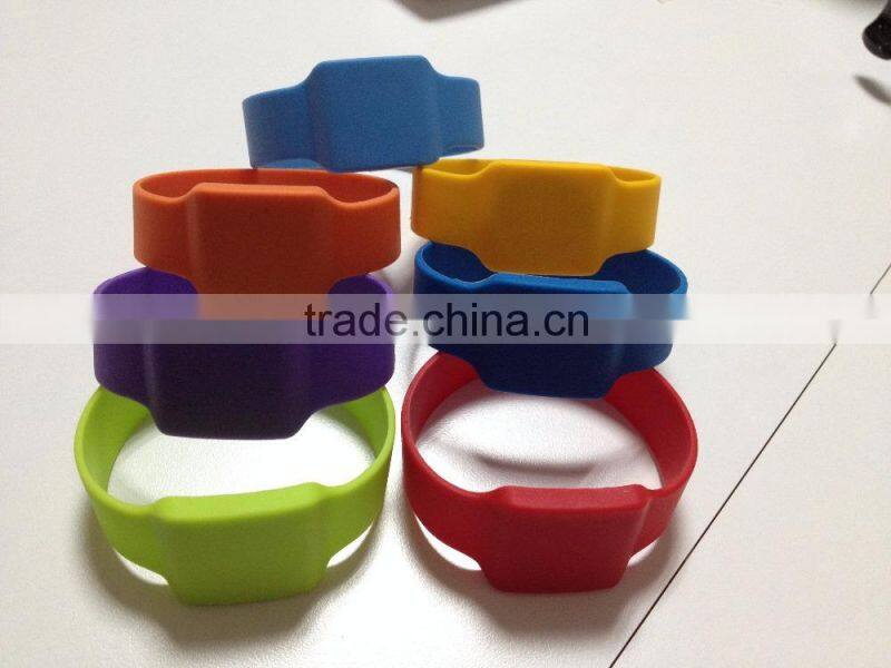 2016 alibaba bespoke Silicone RFID Wristbands