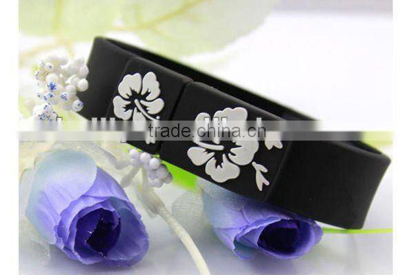 2013 the high quality and the newest bracelet design silicone USB flash driver