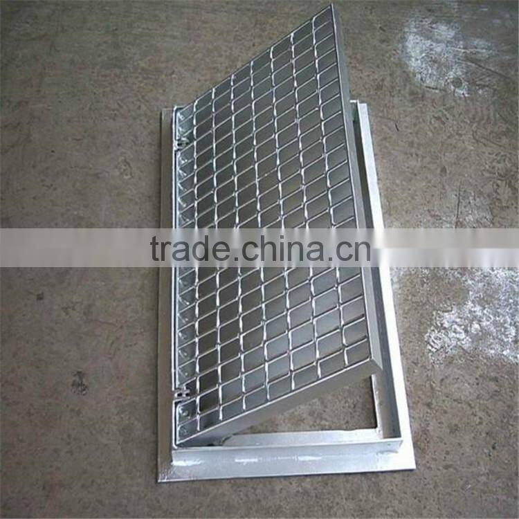 Metal grid floor