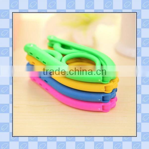 customized wholesale cheap foldable high quality plastic hanger for baby cloth/manufacturer make plastic hanger