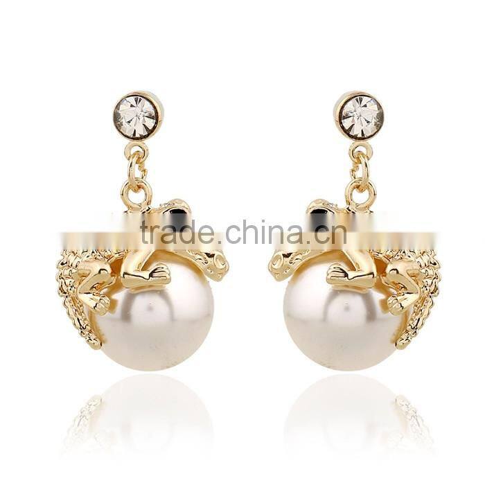 Fancy jewelry gold plated zinc alloy pearl pendant alligator earring necklace set