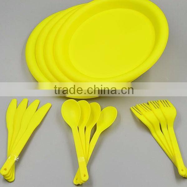 High Quality Plastic Picnic Tableware Set of 16 for Sale
