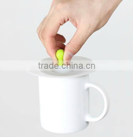 Custom ceramic coffee mug with silicone lid