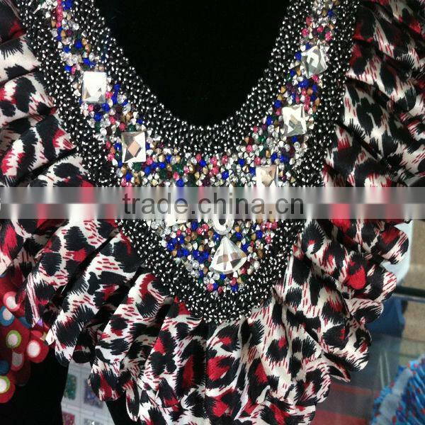 2014 cheap wholesale colored plastic flower necklace