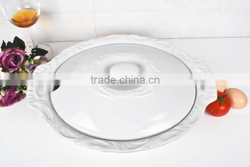 15" Oval porcelain bakeware with lid