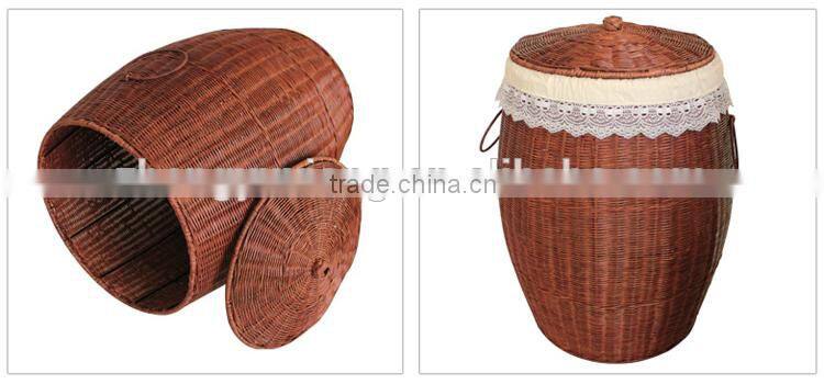 Cane laundry basket with lid