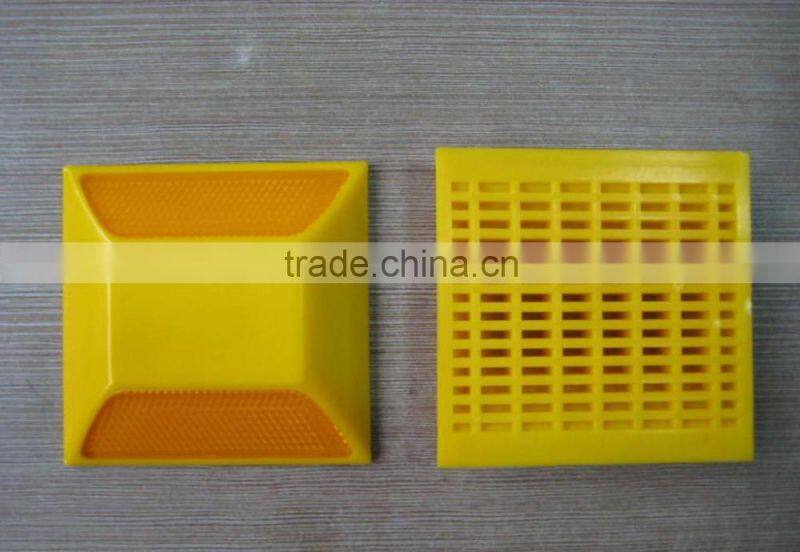 Low price road traffic stud with plastic and metal