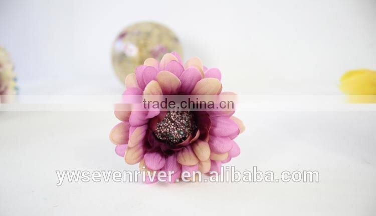 The bride holding flowers High simulation flower flowers, silk flower painting style High simulation of African chrysanthemum fu