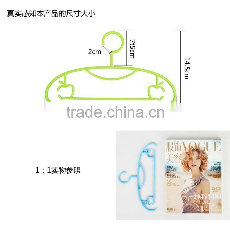 Plastic cloth hanger