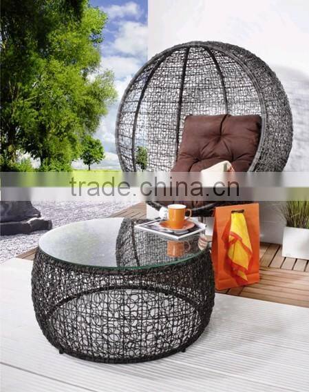 Outdoor Birdnest Chair and Table