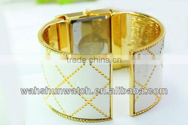 shining golden color wristhand women watch