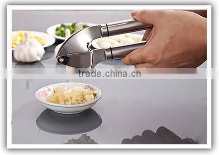 Garlic Press and Mincer, Industrial 18/10 Stainless Steel, Mince Unpeeled Garlic Cloves With Ease