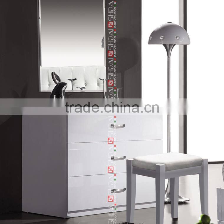 Modern Bedroom White Lacquer Exterior Queen size bed Crystal furniture B513