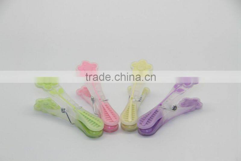 Beautiful floewr shaped spring plastic clothes pegs